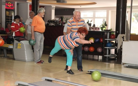 Bowlingozó nyugdíjasok - sport a hasznos szabadidőtöltésben