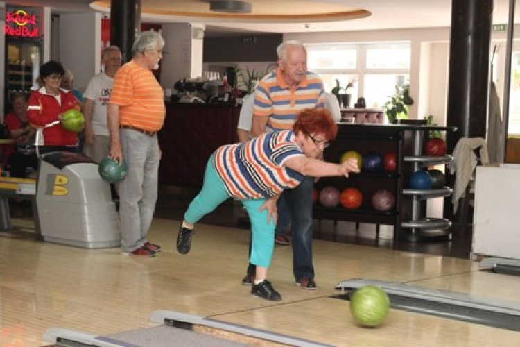 Bowlingozó nyugdíjasok - sport a hasznos szabadidőtöltésben