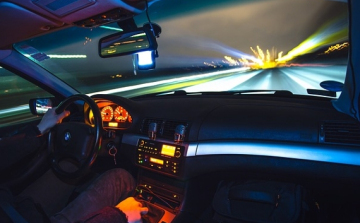 Újabb őrült autós a 85-ős főúton- veszélyesen előzgetett majd elmenekült a rendőrök elől!
