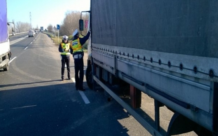 Fújatnak és ellenőriznek a rendőrök a megyében