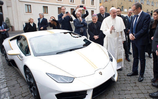 Ferenc pápa elárverezteti ajándékba kapott Lamborghinijét 
