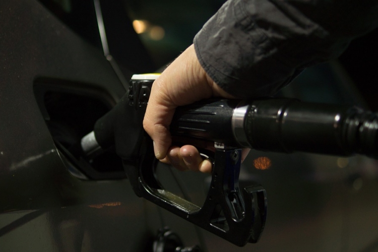 Csökken a benzin ára, a gázolajé nem változik