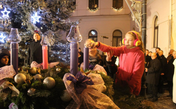 Meggyújtották az első adventi gyertyát a Fő téren