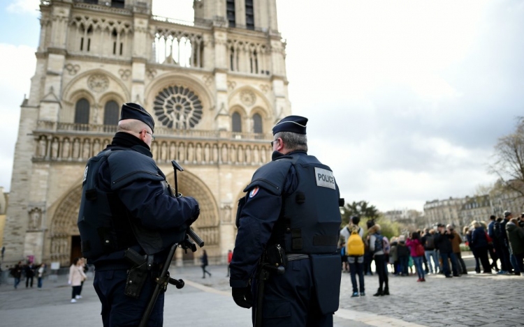 Kalapáccsal fenyegetőzött egy 40 éves algériai diák Párizsban, lelőtték a rendőrök