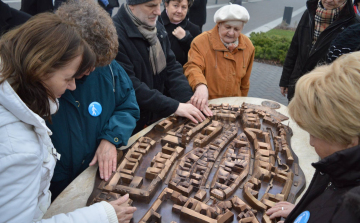 A vakok és gyengénlátók tájékozódását is megkönnyítő, belvárost ábrázoló makettel gazdagodott Sopron.