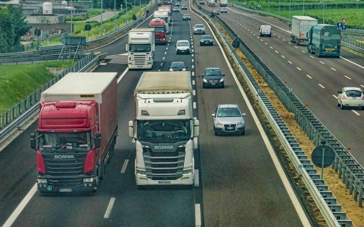 Jóváhagyta a lekerekített, hosszabb vezetőfülkéjű teherjárművek használatát az unió