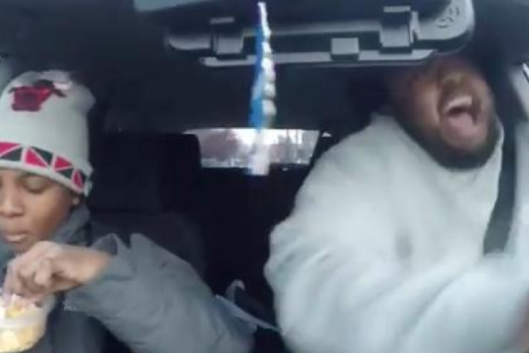 Ez a fickó teljesen kivetkőzik magából mikor meghallja a kedvenc dalait!