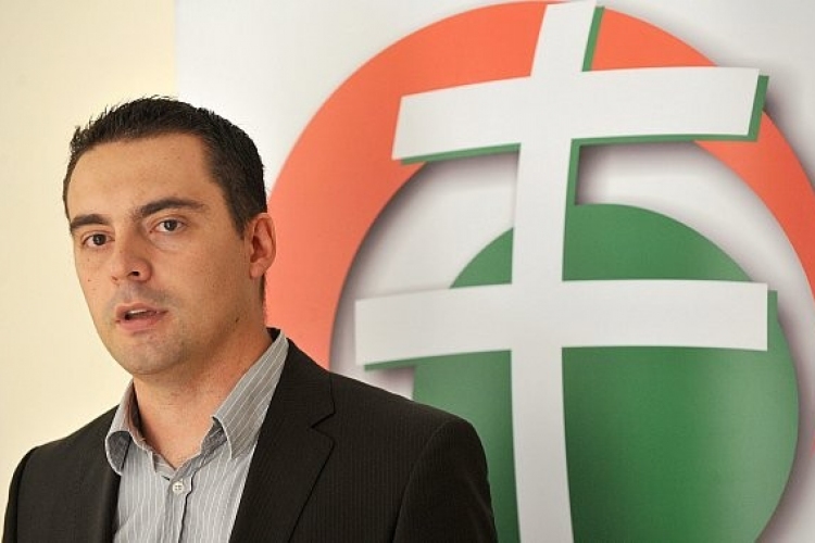 Földtörvény - Jobbik: 'Áder is beállt a gátlástalan hazaárulók sorába'